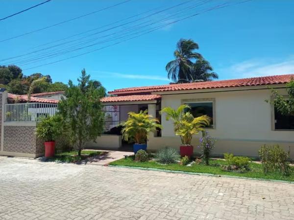 A la foto es mostra l'objecte Casa em Condomínio, Piscina Privativa e Área Gourmet situat a la ciutat de Camaçari.