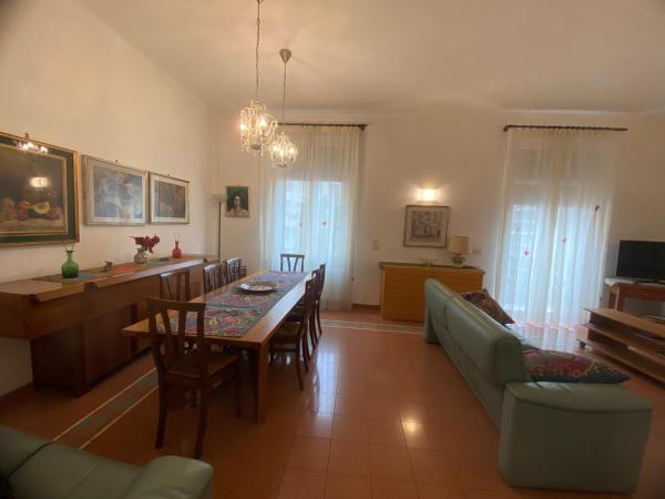 Na foto é possível ver o objeto Home Toledo 355 localizado na cidade de Naples.