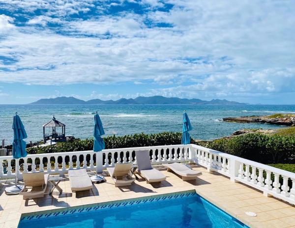 På bildet vises objektet Lockrum Point Villa - Upscale Ocean Front, Pool with Gazebo som ligger i byen George Hill.