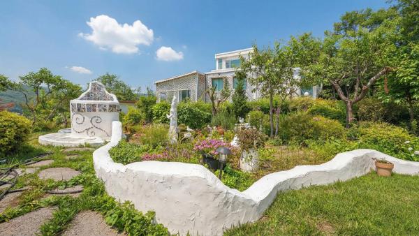 The photo shows the Ganghwa Picnic Pension located in the city of Punoridondae.
