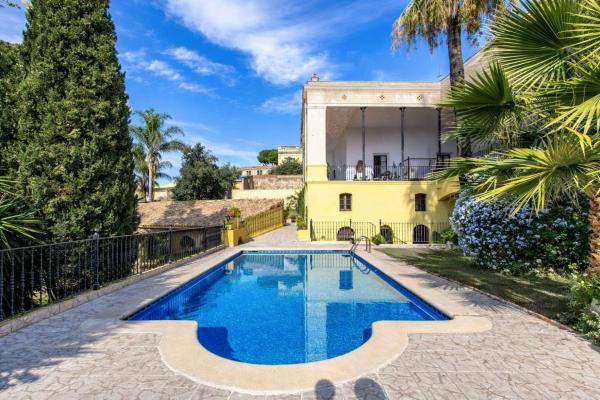 The photo shows the Catalunya Casas Impressive and Idyllic mansion for up to 40 people! located in the city of Arbós.