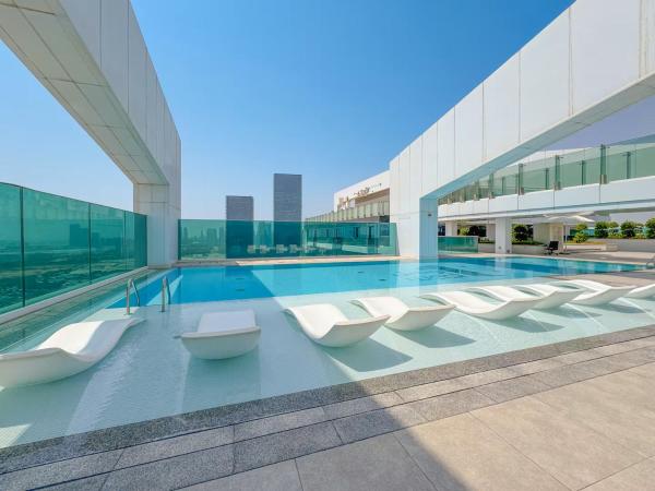 Na fotografii je vidět objekt Vogue Vacation Homes, Al Wasl 1 Residences Near Zabeel Park and World Trade Centre, Two Bedroom Apartment with Balcony and City View, Access to all Amenities, Walkable to Max Fashion Metro Station nacházející se ve městě Dubaj.