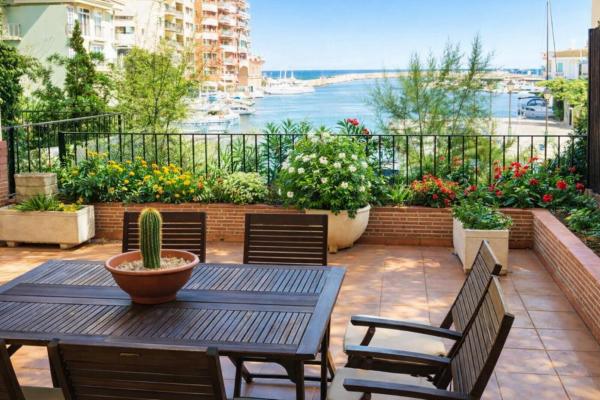 På billedet ses objektet Apartamento 1 linea mar terraza Port Saplaya beliggende i byen Almácera.