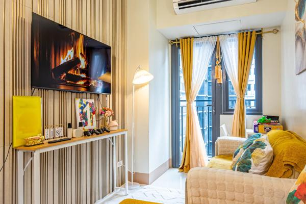 MOA Staycation Haven Cozy 1BR Retreat with Balcony at Shore 3, Manila