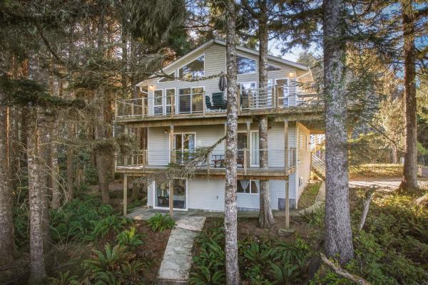 Na fotografii je vidět objekt Cape Meares 4BR Oceanview Retreat King Bed nacházející se ve městě Tillamook.