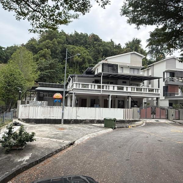 A la foto es mostra l'objecte 15PAX 3 BR, Kids Swimming Pool, Pool table, BBQ near Spice ARENA, Airport Penang situat a la ciutat de Bayan Lepas.
