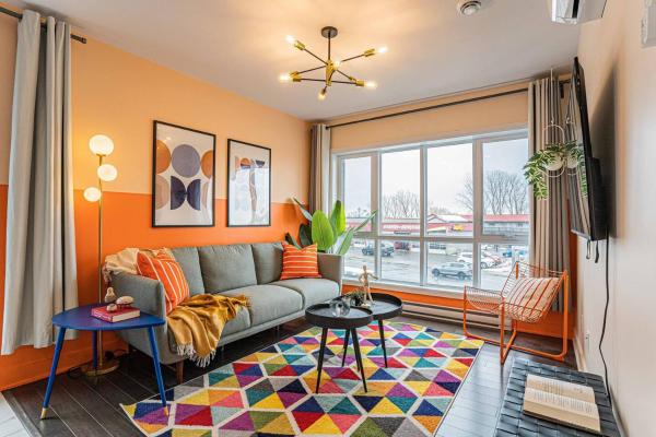 219 - Abstract Designer King Suite With Parking, Dt&airport - Boucherville