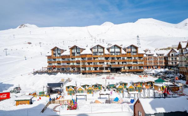 Na zdjęciu widoczny jest obiekt REDCO FOUR SEASONS IN NEW GUDAURI 302 położony w mieście Gudauri.