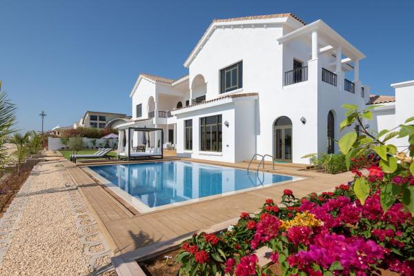 På billedet ses objektet Maison Privee - Villa on Beach with Private Pool The Palm Jumeirah beliggende i byen Dubai.