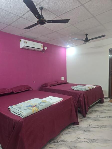 A la foto es mostra l'objecte Prafulla Homestay situat a la ciutat de Polem.