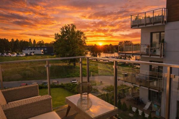Na fotografii je vidět objekt Marina Deluxe II - widok na jezioro z każdego z 3 pokoi, 70 m2, Netflix nacházející se ve městě Iława.