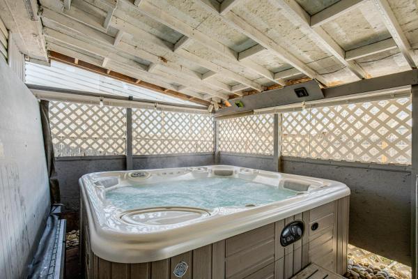 Hot Tub, Fire Pit! Group-ready Stay Near Denver - Denver, CO