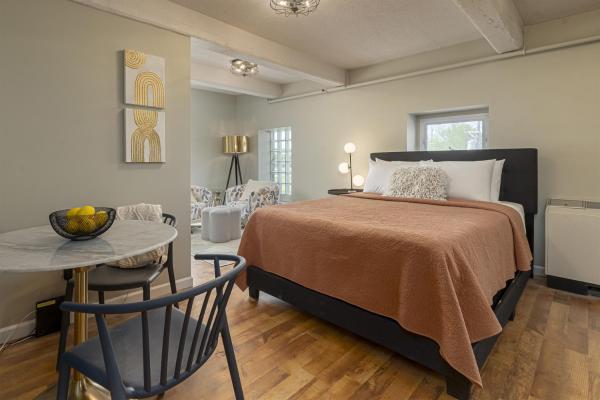 Converted Historic Suite Full Kitchen, 3rd Flr - Carbondale, IL