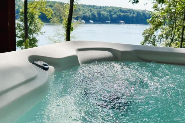 Log Home Hot Tub Retreat, Kayaks - Marion, IL
