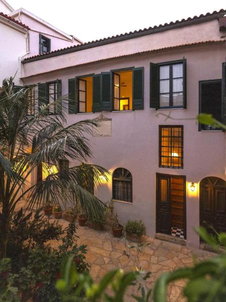 Nella foto è visibile l'oggetto Sundial Lodge situato nella città di Chania.