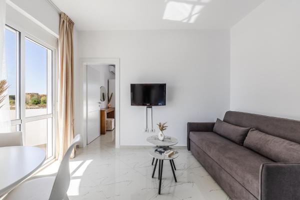 Apartment With Ac And Balcony Golem By Pikhost - Qerret