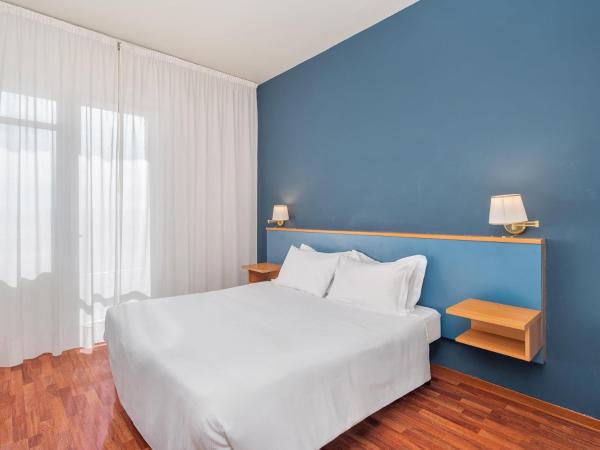 Na fotografii je vidět objekt B&B HOTEL Riviera Celle Ligure nacházející se ve městě Celle Ligure.
