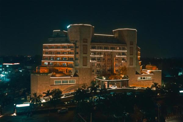 写真にはルディヤーナー市にあるPark Plaza, Ludhianaが写っています。