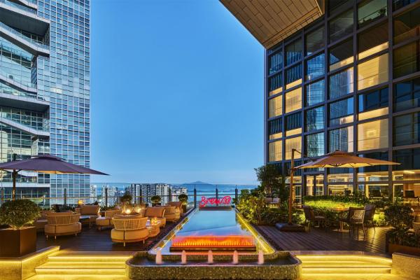 Na fotografii je vidět objekt Doubletree By Hilton Shenzhen Bay nacházející se ve městě Šen-čen.