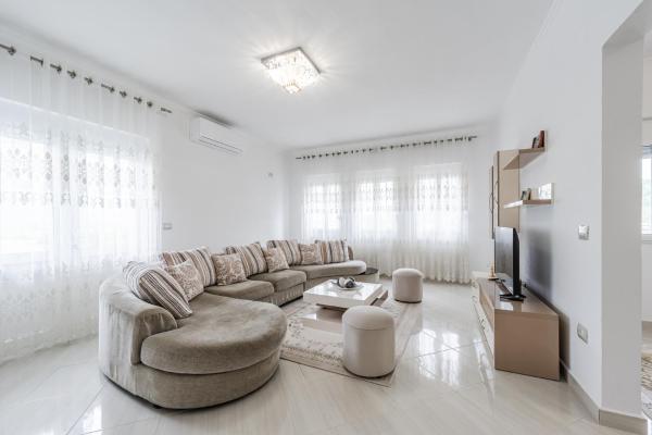 The photo shows the Hometown Apartment by PikHost located in the city of Asim Zeneli.