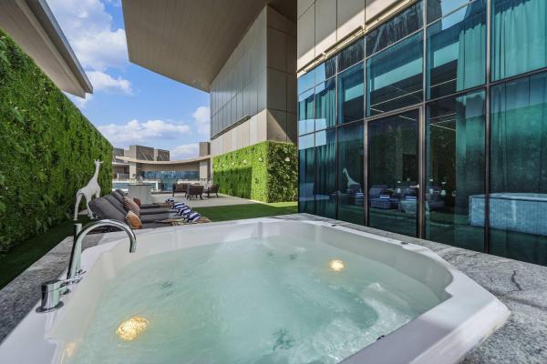 Palm Penthouse Sky Villa - Vast Terrace & Jacuzzi By Exclusive Holiday Homes - Dubai