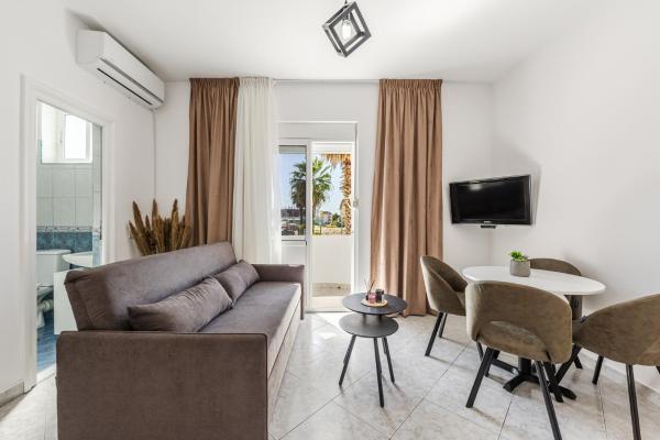 A la foto es mostra l'objecte 1BR Apartment with Mountain Views Golem by PikHost situat a la ciutat de Golem.
