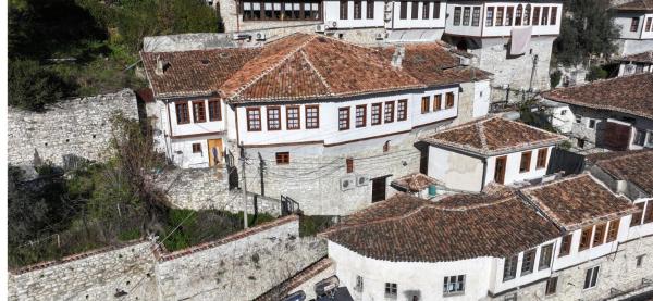 A la foto es mostra l'objecte Guest House Koxhaku situat a la ciutat de Berat.