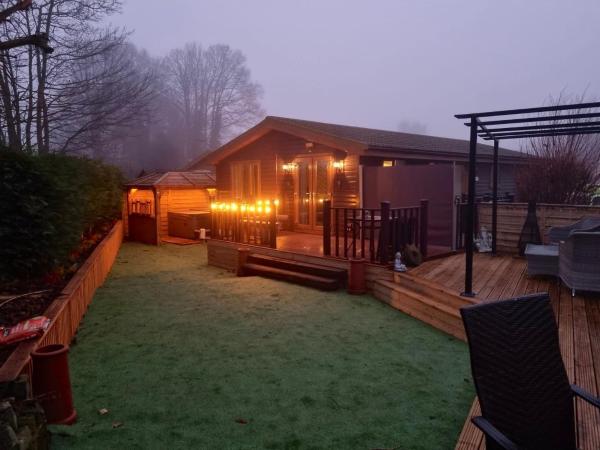 Luxury Log Cabin With Hot Tub- York - Yorkshire
