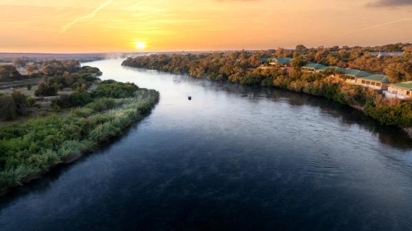 En la foto se muestra el objeto Simanya River Lodge ubicado en la ciudad de Kanyekama.