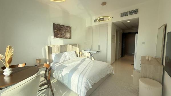 På billedet ses objektet Modern Luxury Studio Damac Hills With Golf View beliggende i byen Dubai.