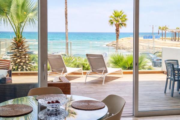 A la foto es mostra l'objecte Alonas Apartments Beachfront Apartment situat a la ciutat de Haifa.
