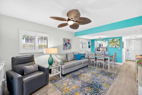 Coastal Fabulous Condo 5 Miles From The Beach - Fort Myers, FL