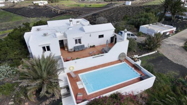 Scenic Views, Heated Pool, Vineyard - Casa Mavi - Lanzarote