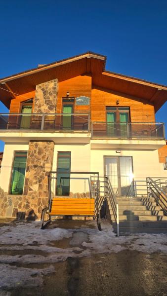 A la foto es mostra l'objecte Big Cottage in Bakuriani Cir - 4BR situat a la ciutat de Bakuriani.