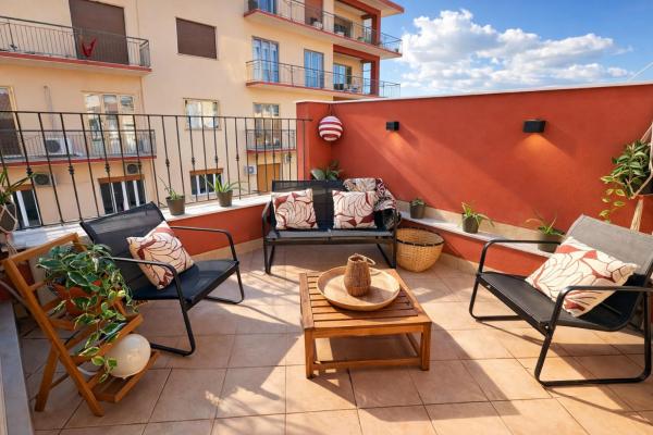 Rooftop Penthouse 3BR Sleeps 6 Historic Catania, Catania
