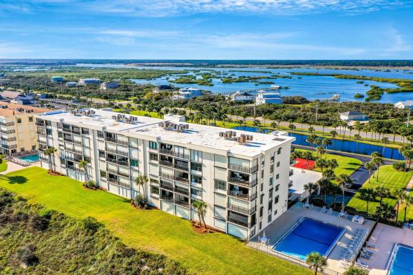 Oceanfront Condo With Pool, Ocean Views, And Washer/dryer - Crescent Beach, FL