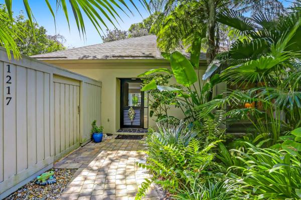 Lagoon Villa Home W/private Patio, Serene Views, Great Location, & A/c - Dog Ok - Jacksonville, FL