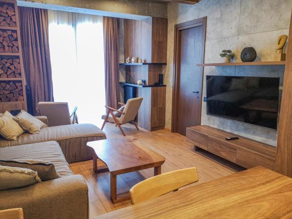 På billedet ses objektet Designer Family Chalet I 5 min walk to Ski Lifts & 1 min to Shops I Mountain View beliggende i byen Gudauri.