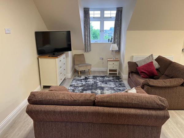 På billedet ses objektet Quiet studio flat near University & QMC, King size bed beliggende i byen Chilwell.