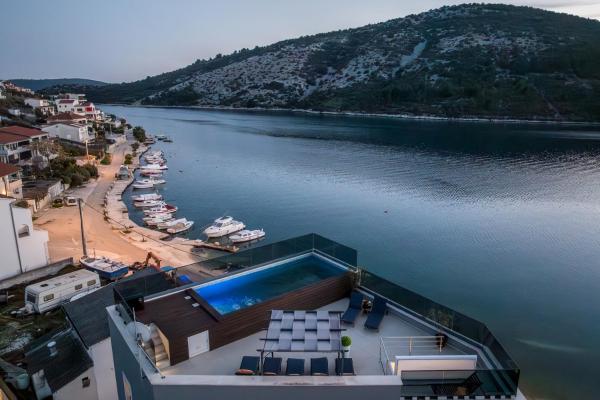 La photo montre l'objet Beachfront Luxury Villa situé dans la ville de Vinišće.