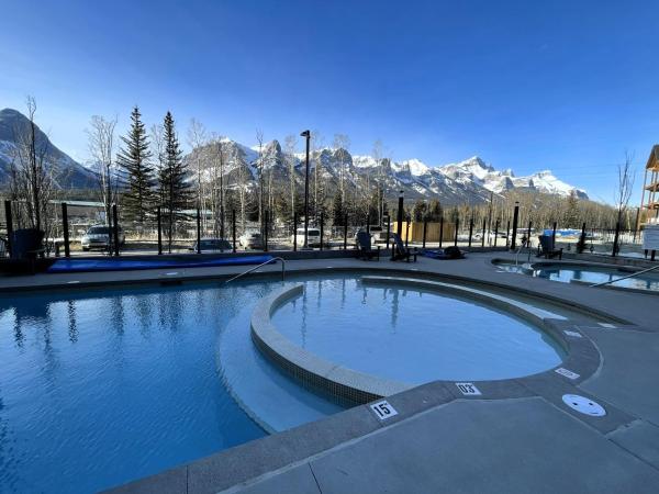 Black Bears Den, Heated Pool, Hot Tub, Brand New! - キャンモア