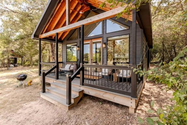 Modern Farmstay Cabin With Friendly Animals, Pond Views & Nature Trails Near Cedar Creek, Texas - Cedar Creek, TX