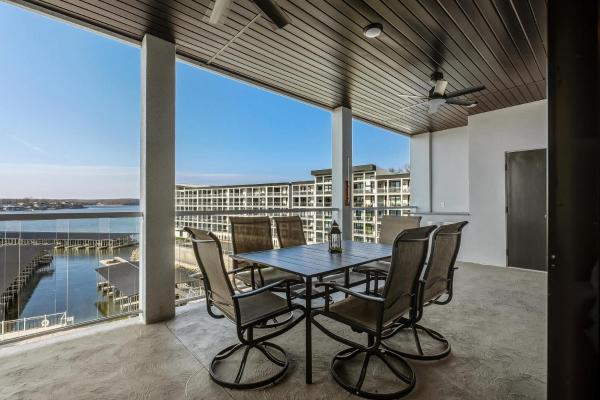 New Luxury Unit Dreamy Place On The Lake - Osage Beach, MO