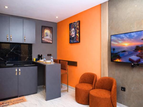 La photo montre l'objet Maison Marocaine Rénovée ,2 Studios Privés, Terrasse Panoramique & Confort pour 4 situé dans la ville de Rabat.