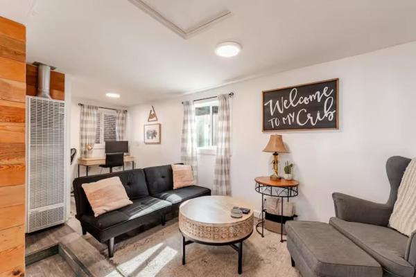 Brews, Bites, & Pines - Your Downtown Flagstaff Suite - Flagstaff, AZ