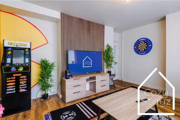 Spacious 3 Bed With Pac-man, Darts And 2 Parking Spaces - Manchester
