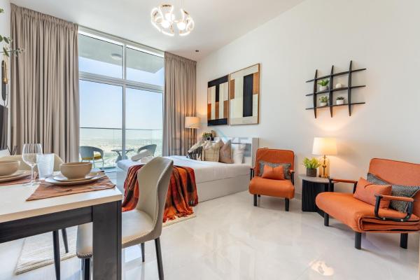 A la foto es mostra l'objecte Peaceful High-Rise Studio Overlooking Miracle Garden, Skyz by Danube, Arjan by Deluxe Holiday Homes situat a la ciutat de Dubai.