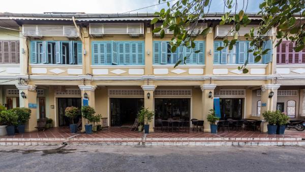 På billedet ses objektet The Columns beliggende i byen Kampot.