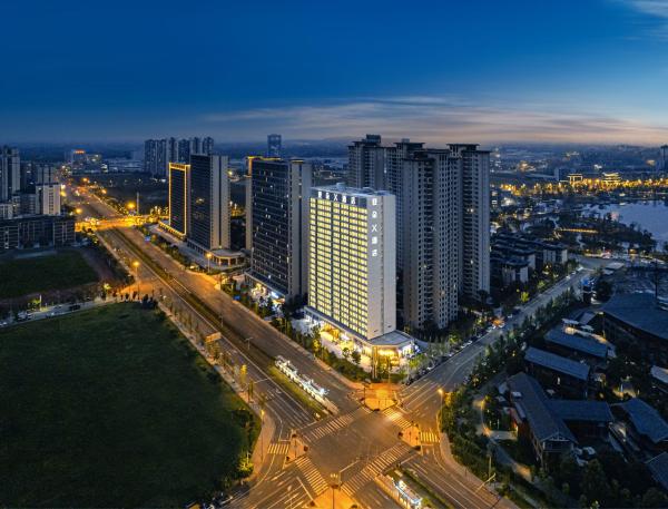 Na zdjęciu widoczny jest obiekt Atour Hotel Chengdu Pidu Qingrong Lake położony w mieście Pidu.