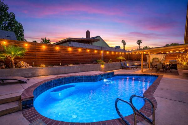 Fresh & Fun! Vegas 4BR w Heated Pool, Dog Friendly, Las Vegas